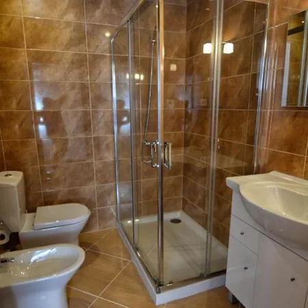 Large Modern In With Private Pool *