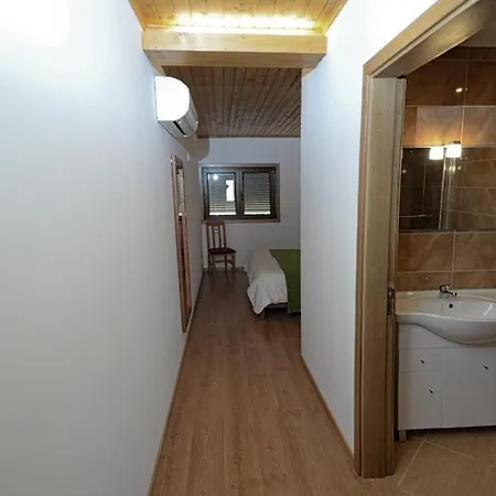 Large Modern In With Private Pool