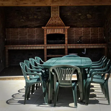 Large Modern In With Private Pool