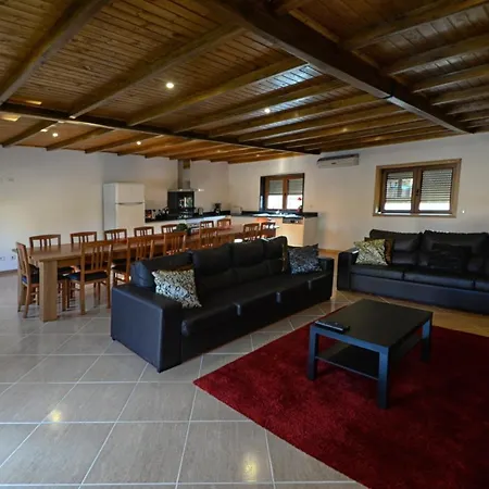 Large Modern In With Private Pool *