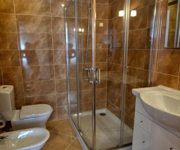 Large Modern In With Private Pool *