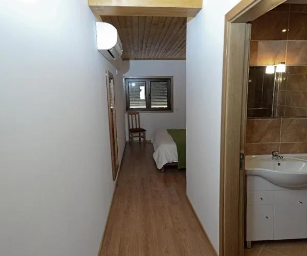 Large Modern In With Private Pool