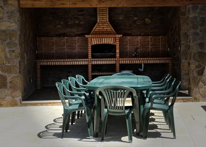 Large Modern In With Private Pool