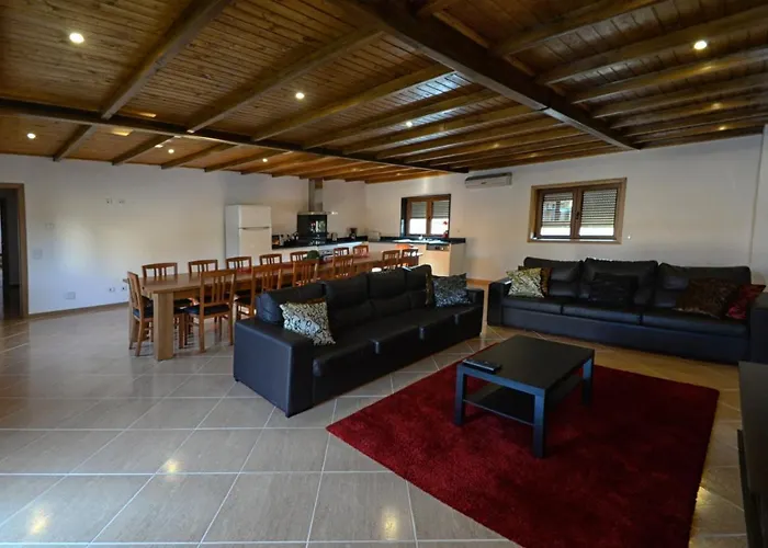 Large Modern In With Private Pool *